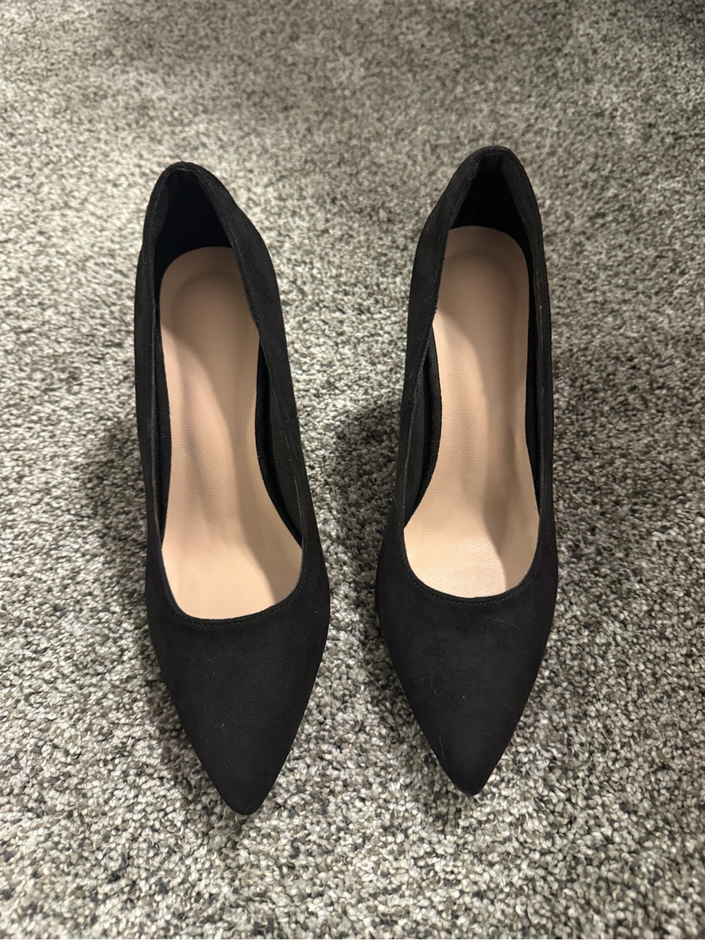 Classic Black Pointed-Toe Women’s Pump